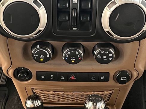 Used 2018 Jeep Wrangler Unlimited Rubicon w/ Cold Weather Group AWD/4WD image 21
