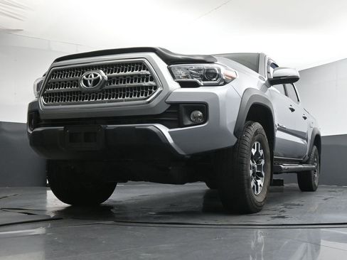 Used 2017 Toyota Tacoma TRD Off-Road w/ Premium & Technology Package AWD/4WD image 34