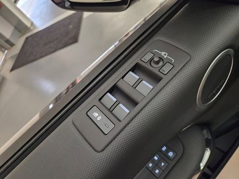 New 2026 Land Rover Discovery Limited Edition image 22