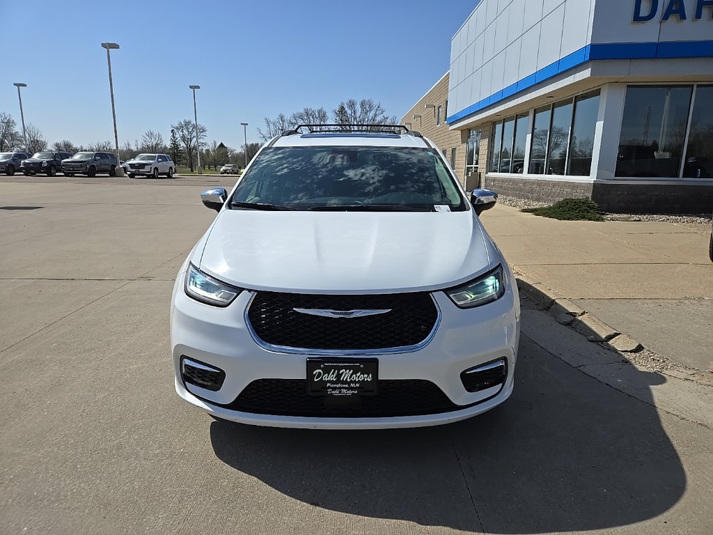 Used 2023 Chrysler Pacifica Limited FWD image 3