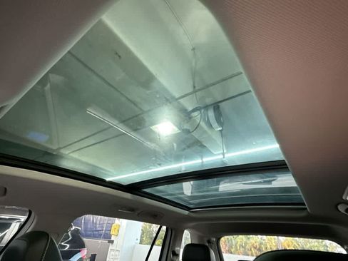 Certified 2024 Volkswagen Tiguan SE w/ Panoramic Sunroof Package FWD image 21