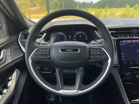 Certified 2025 Jeep Grand Cherokee Limited w/ Luxury Tech Group II AWD/4WD image 23