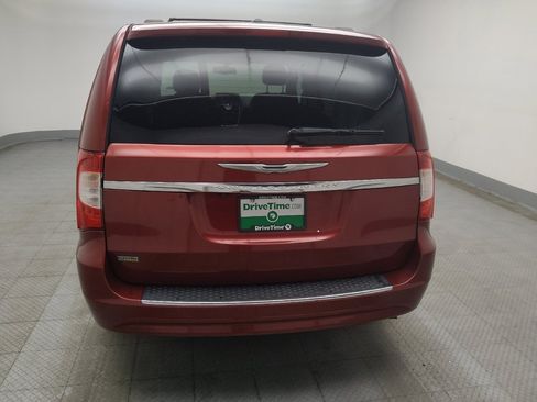 Used 2016 Chrysler Town & Country Touring image 6