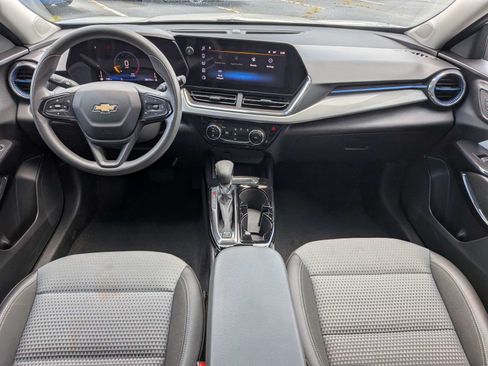 Used 2025 Chevrolet Trax LT FWD image 14