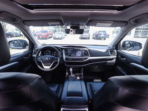 Used 2019 Toyota Highlander XLE AWD/4WD image 23