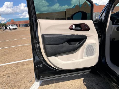 Used 2017 Chrysler Pacifica Limited FWD image 26