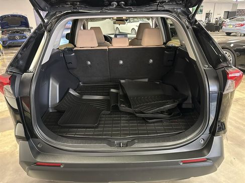 Used 2020 Toyota RAV4 XLE AWD/4WD image 32