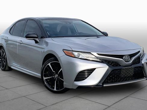 Used 2019 Toyota Camry XSE FWD image 3