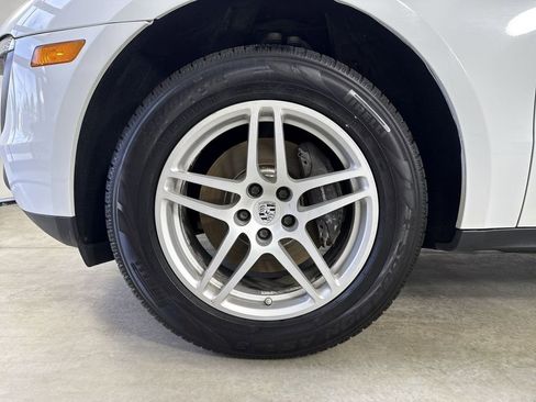 Certified 2018 Porsche Macan image 13