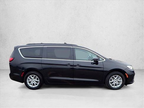 Used 2022 Chrysler Pacifica Touring-L image 5