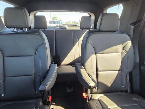 Used 2023 Chevrolet Traverse LT w/ LT Premium Package FWD image 11