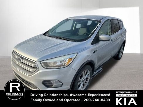 Used 2017 Ford Escape SE image 1