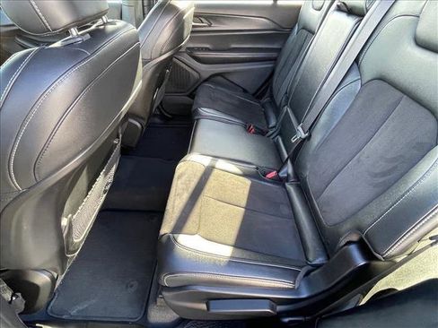 Used 2023 Jeep Grand Cherokee L Laredo image 14