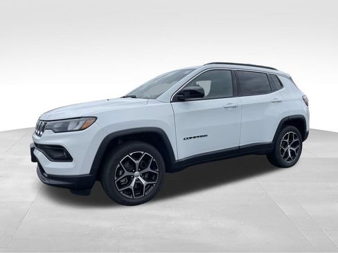 Used 2024 Jeep Compass Latitude AWD/4WD image 5