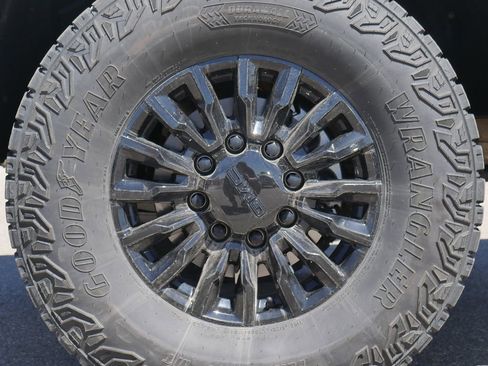 Used 2024 GMC Sierra 2500 AT4X AWD/4WD image 18