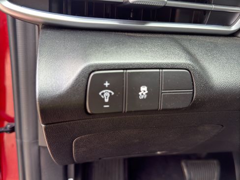 Used 2025 Hyundai Elantra Limited FWD image 14