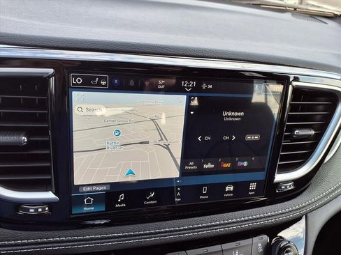 New 2026 Chrysler Pacifica Limited image 3