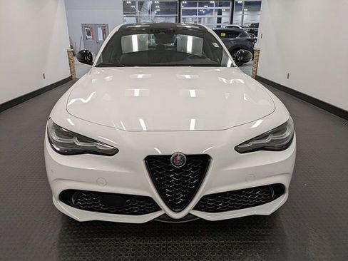 Used 2024 Alfa Romeo Giulia Veloce image 2