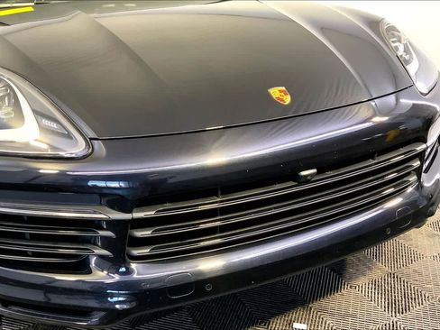 Used 2022 Porsche Cayenne w/ Premium Package image 34