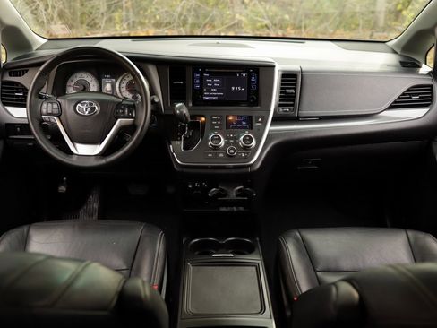 Used 2017 Toyota Sienna SE image 21