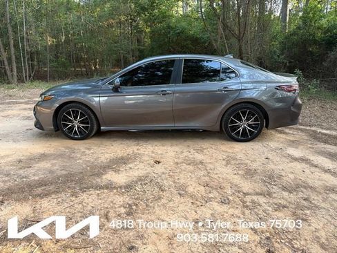 Used 2021 Toyota Camry SE FWD image 5