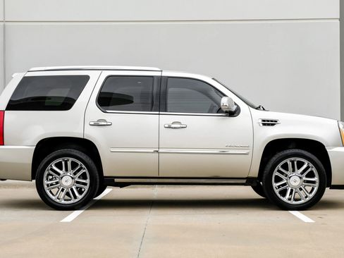 Used 2013 Cadillac Escalade Platinum image 3
