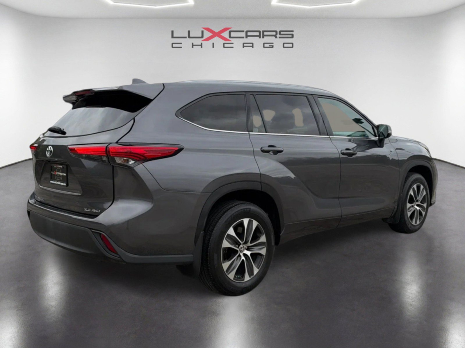 Used 2021 Toyota Highlander XLE AWD/4WD image 5