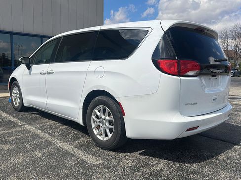 Used 2022 Chrysler Voyager LX image 7