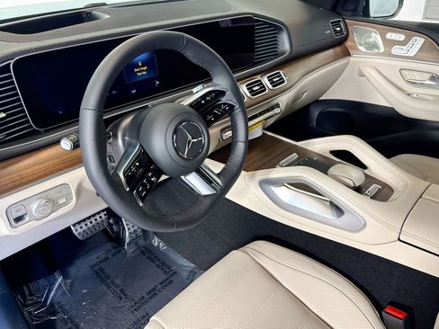 New 2026 Mercedes-Benz GLS 580 4MATIC image 9