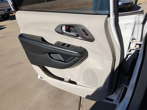 Used 2022 Chrysler Pacifica Touring-L image 13