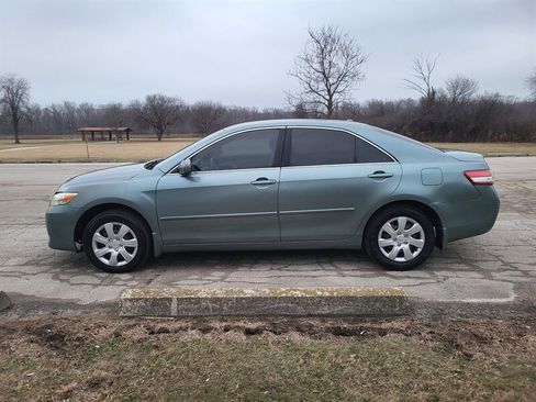 Used 2010 Toyota Camry LE image 3