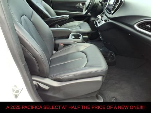 Used 2025 Chrysler Pacifica Select FWD image 9