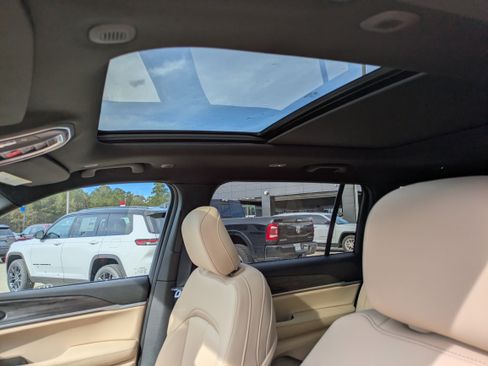 New 2025 Jeep Grand Cherokee L Limited image 9