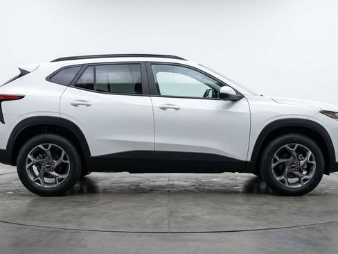 Used 2025 Chevrolet Trax LT FWD image 11