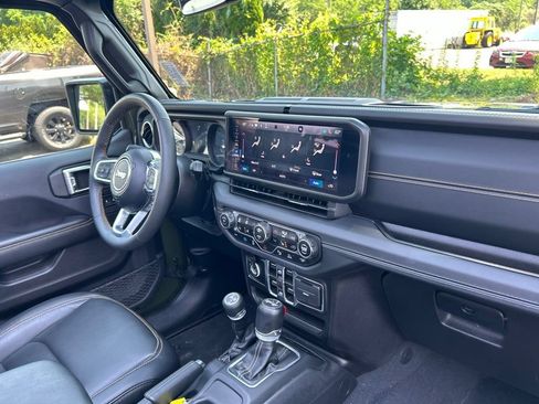 Used 2024 Jeep Wrangler Unlimited Sahara w/ Technology Group AWD/4WD image 44