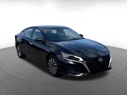 Used 2025 Nissan Altima 2.5 SV FWD image 3