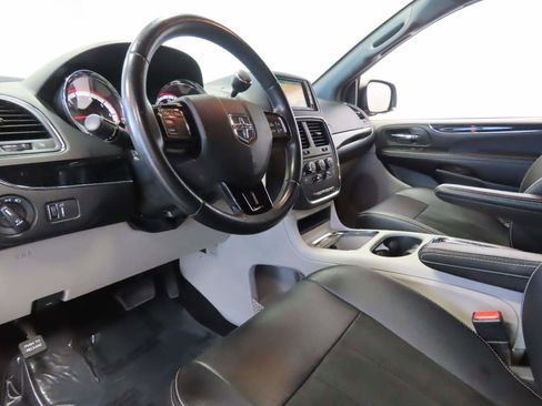 Used 2019 Dodge Grand Caravan SE FWD image 8
