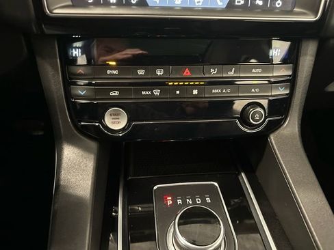 Used 2020 Jaguar F-PACE Premium image 23