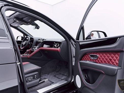 Used 2024 Bentley Bentayga AWD/4WD image 31
