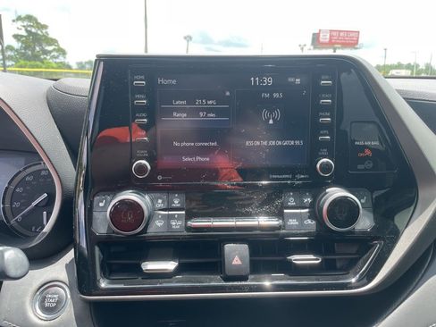 Used 2020 Toyota Highlander XLE FWD image 21