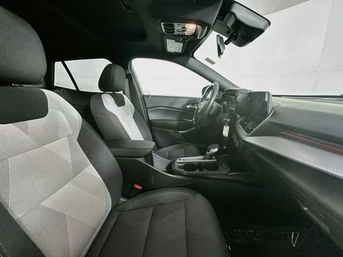 Used 2025 Chevrolet Trax RS w/ Sunroof Package FWD image 27