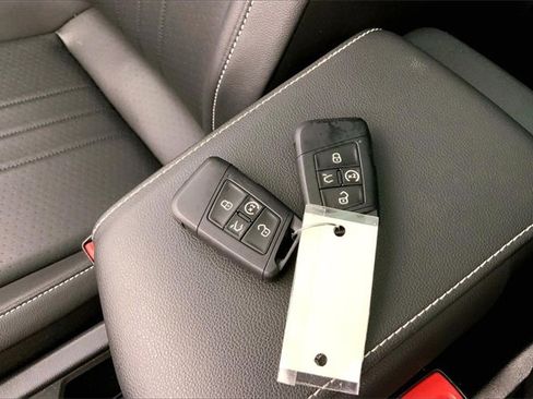 Used 2022 Volkswagen Tiguan SE w/ Panoramic Sunroof Package image 11