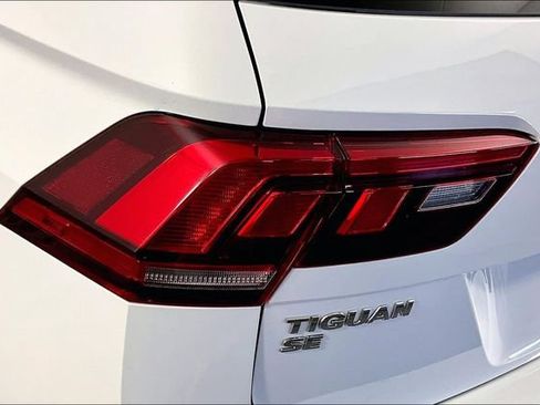 Used 2021 Volkswagen Tiguan SE w/ Panoramic Sunroof Package FWD image 22