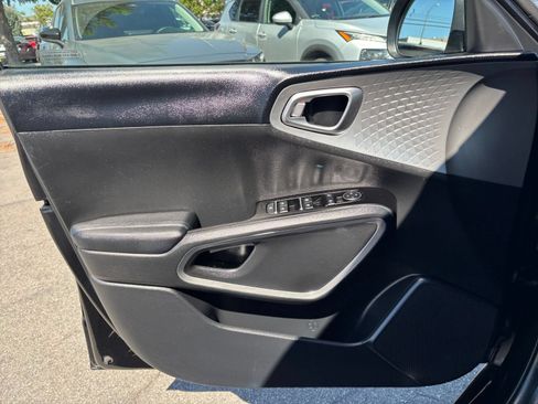 Used 2025 Kia Soul LX w/ LX Technology Package FWD image 32