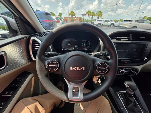 Used 2023 Kia Soul LX w/ LX Technology Package FWD image 17