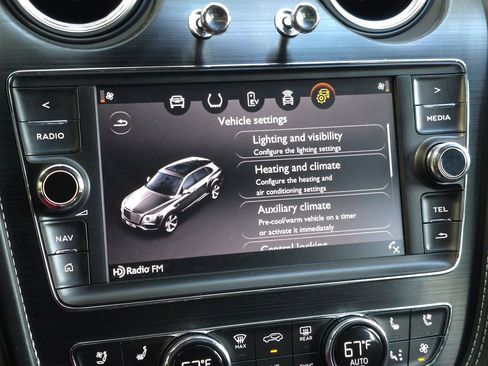 Used 2020 Bentley Bentayga Plug-In Hybrid image 48