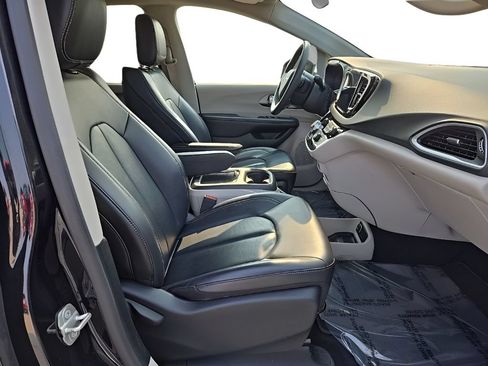 Used 2023 Chrysler Pacifica Touring-L FWD image 24
