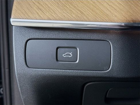 Certified 2025 Volvo XC90 B6 Plus w/ Protection Package Premier image 10