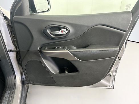 Used 2019 Jeep Cherokee Limited w/ Luxury Group AWD/4WD image 32