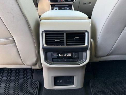 Used 2024 Volkswagen Atlas SE w/ Panoramic Sunroof Package FWD image 24